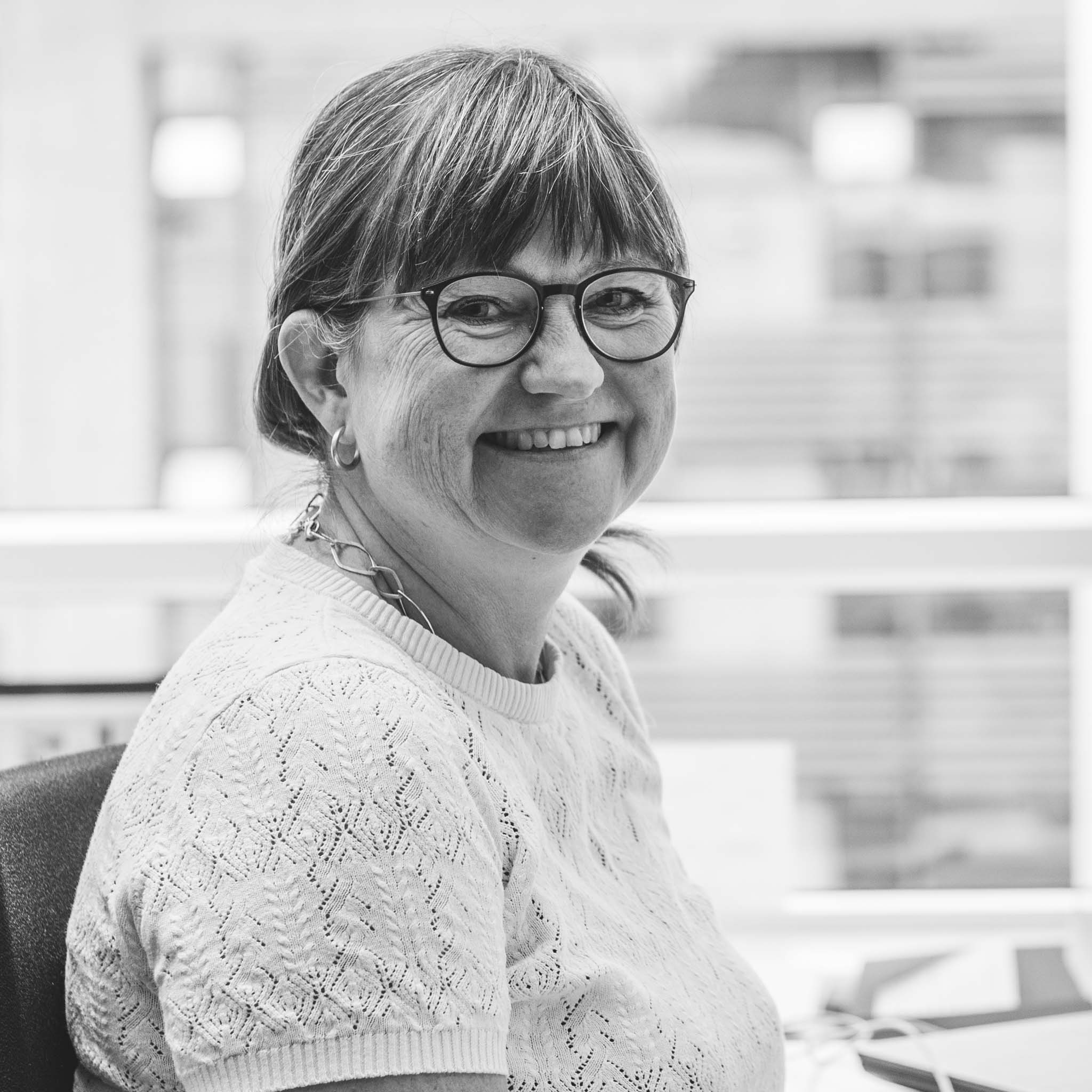 Annemarie ved skrivebordsplads