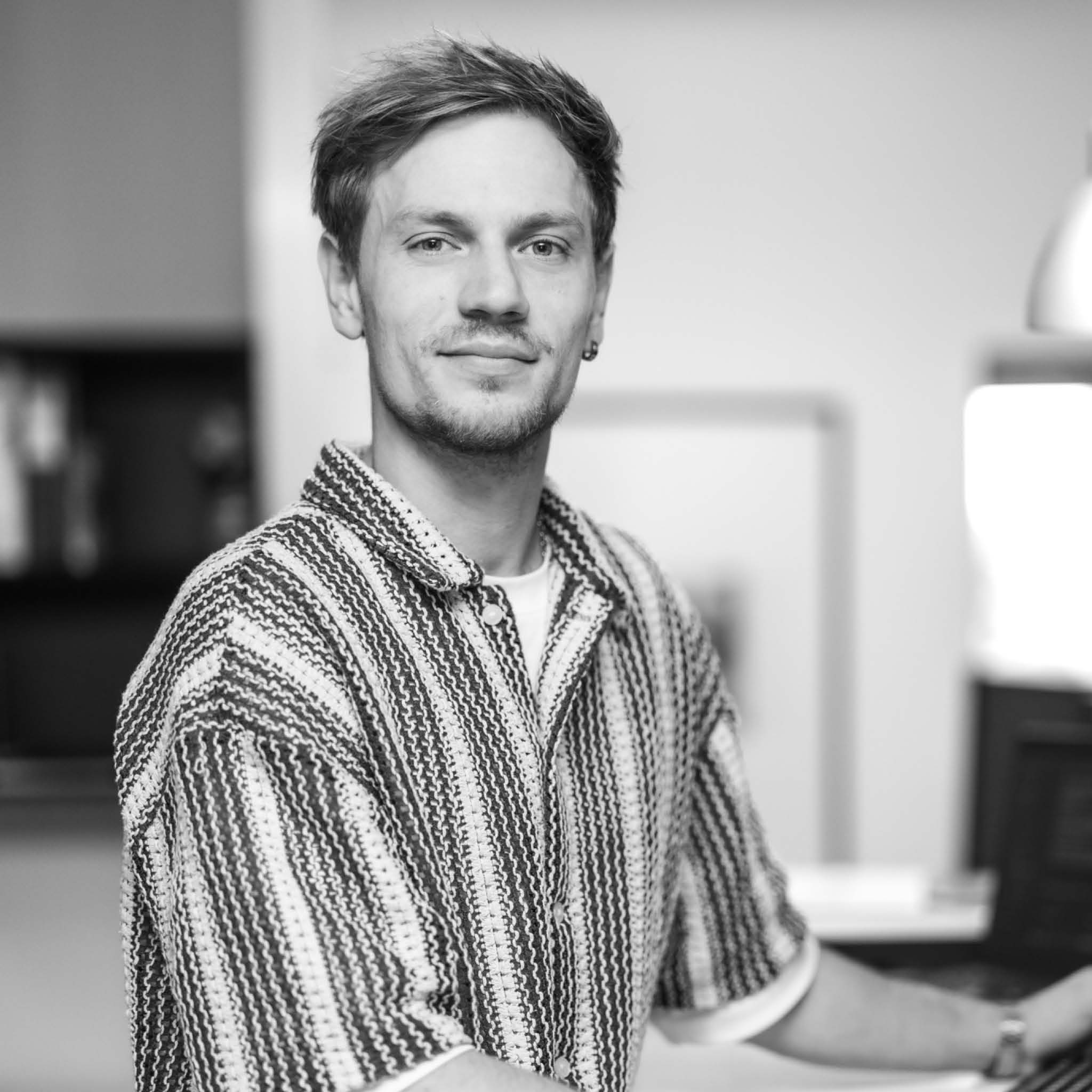 Augustin ved skrivebord