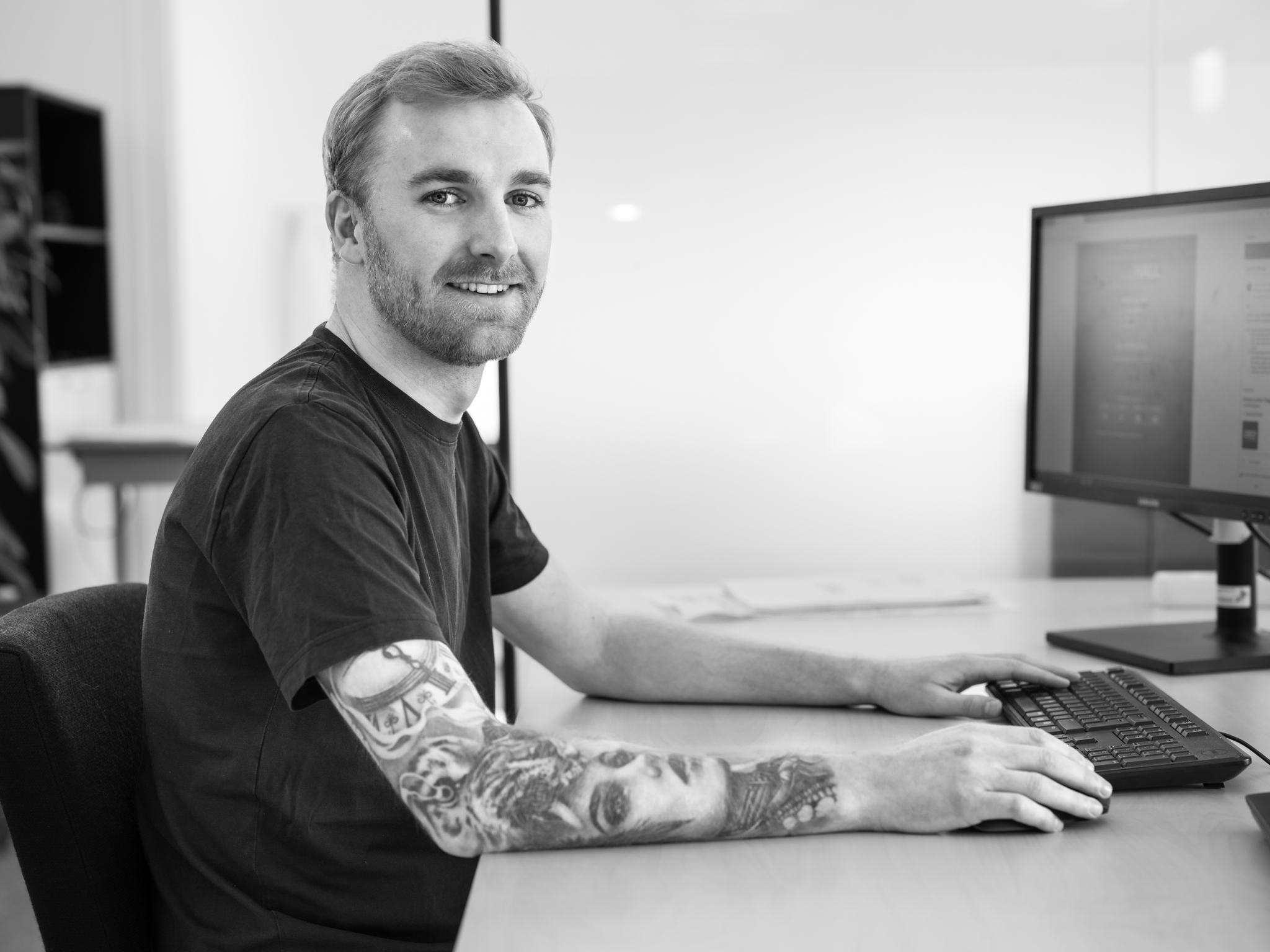 Jeppe sidder ved skrivebord med tastatur.