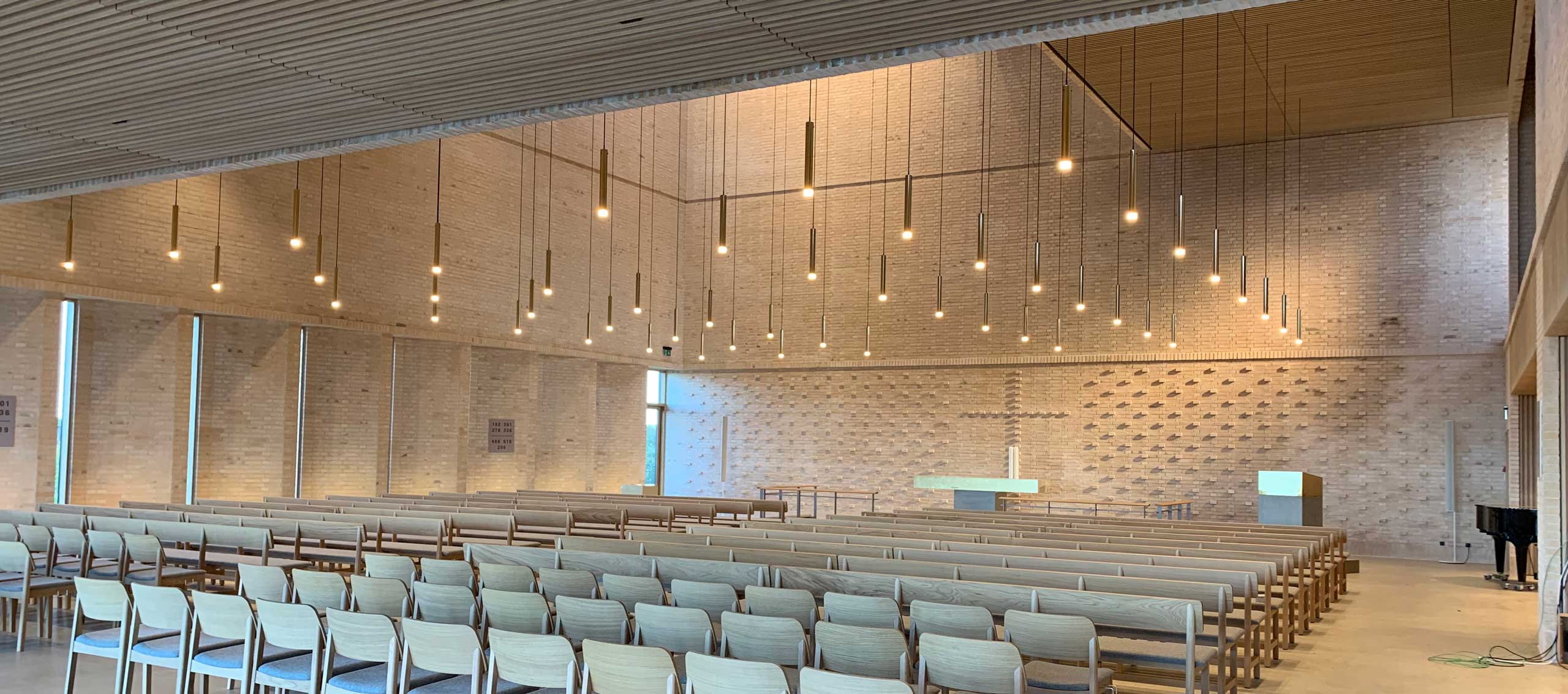 Hvinningdal kirkes kirkerum med hængende lys på loftet.