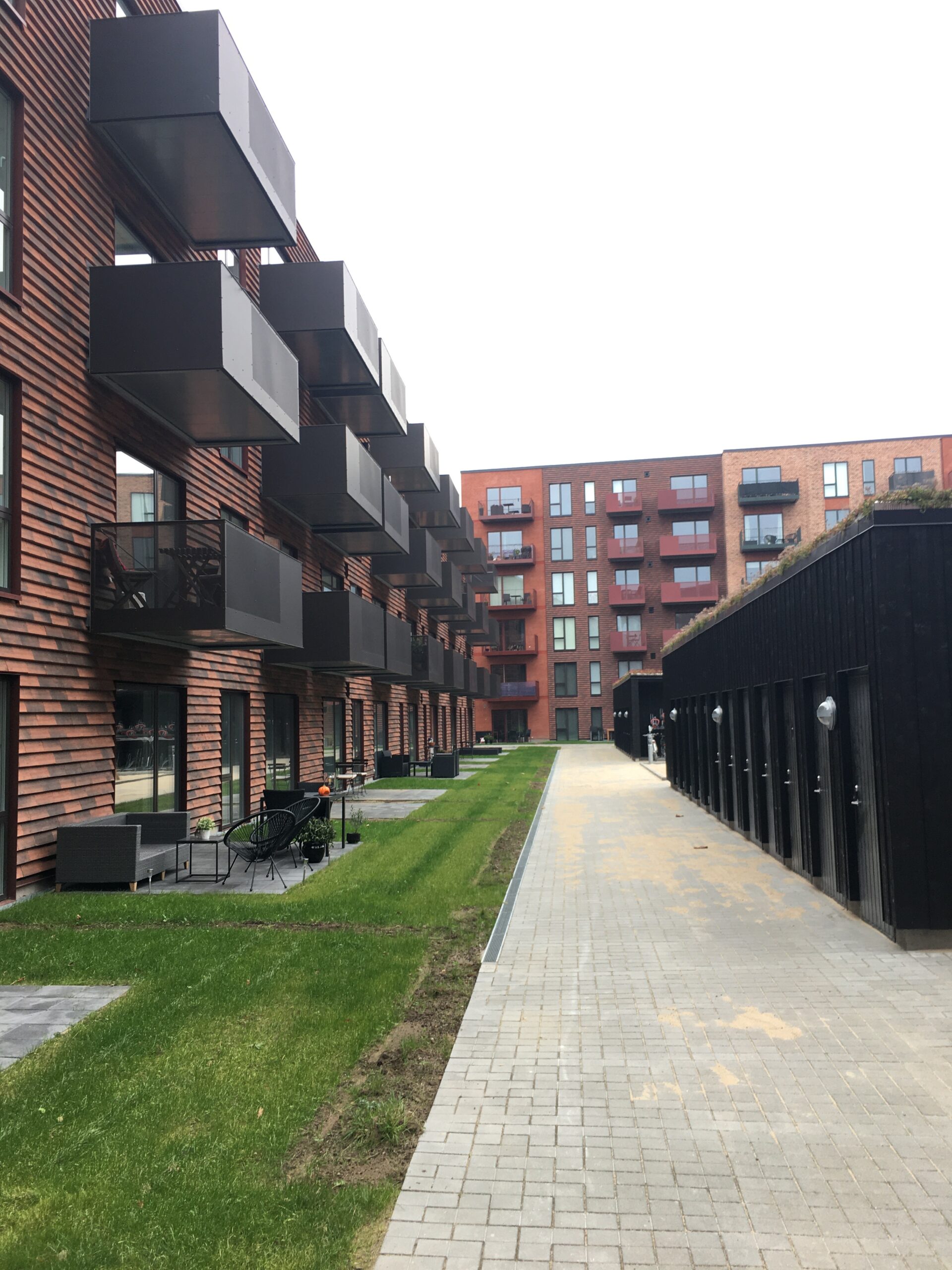 Viborg Baneby er en etagebygning i tre etager med sorte altaner mod gården.