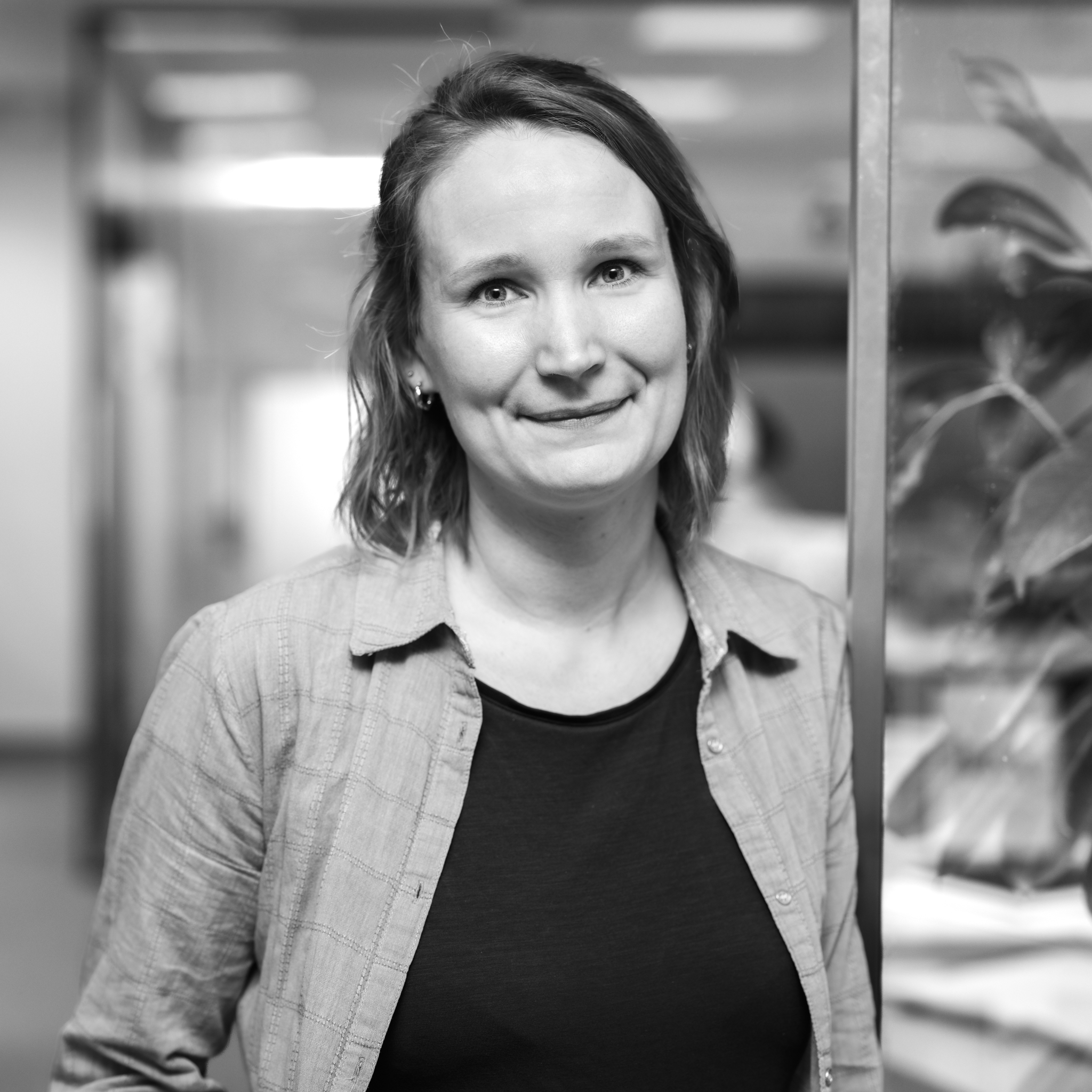 Merete læner sig op ad glasvæg