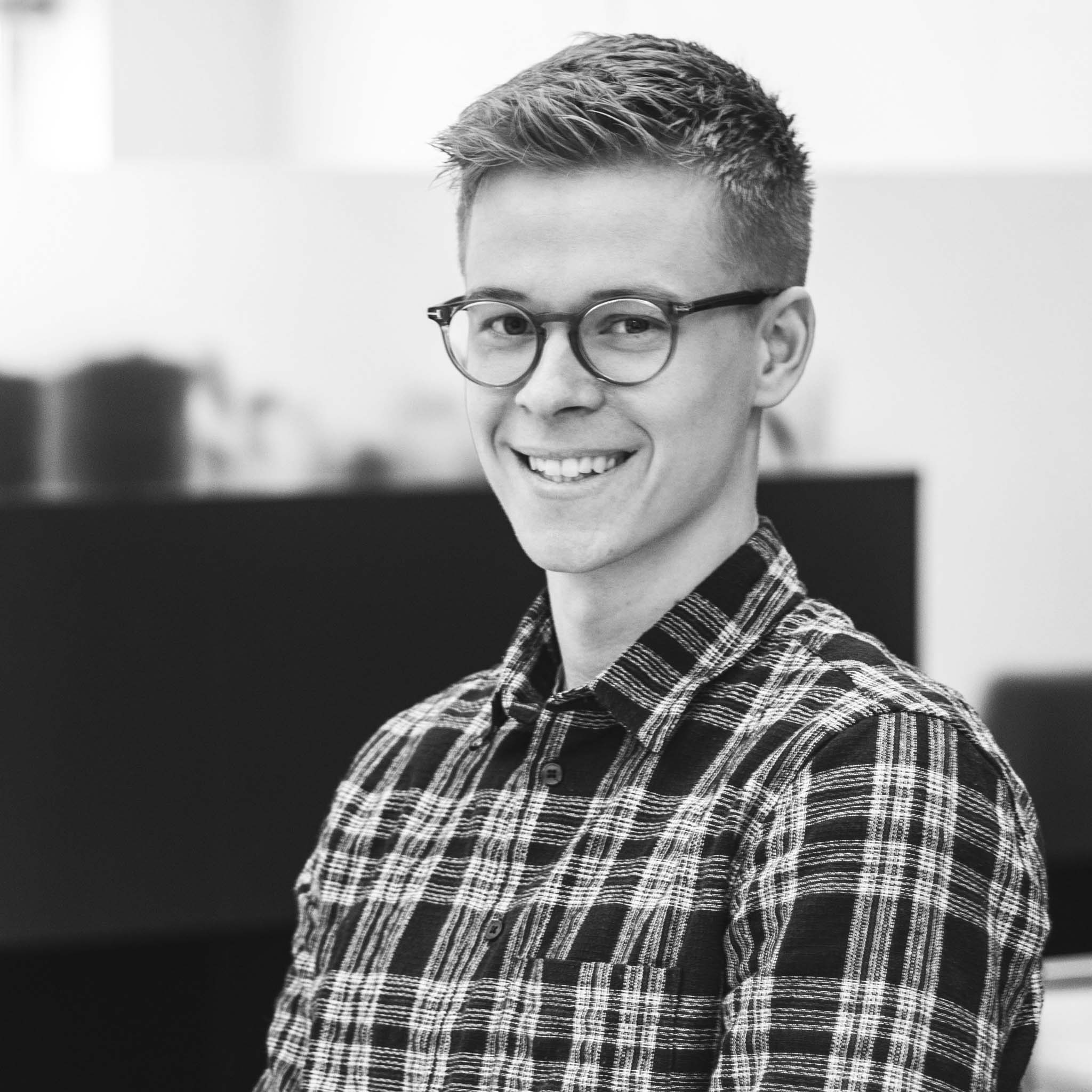 Nicklas med ternet skjorte