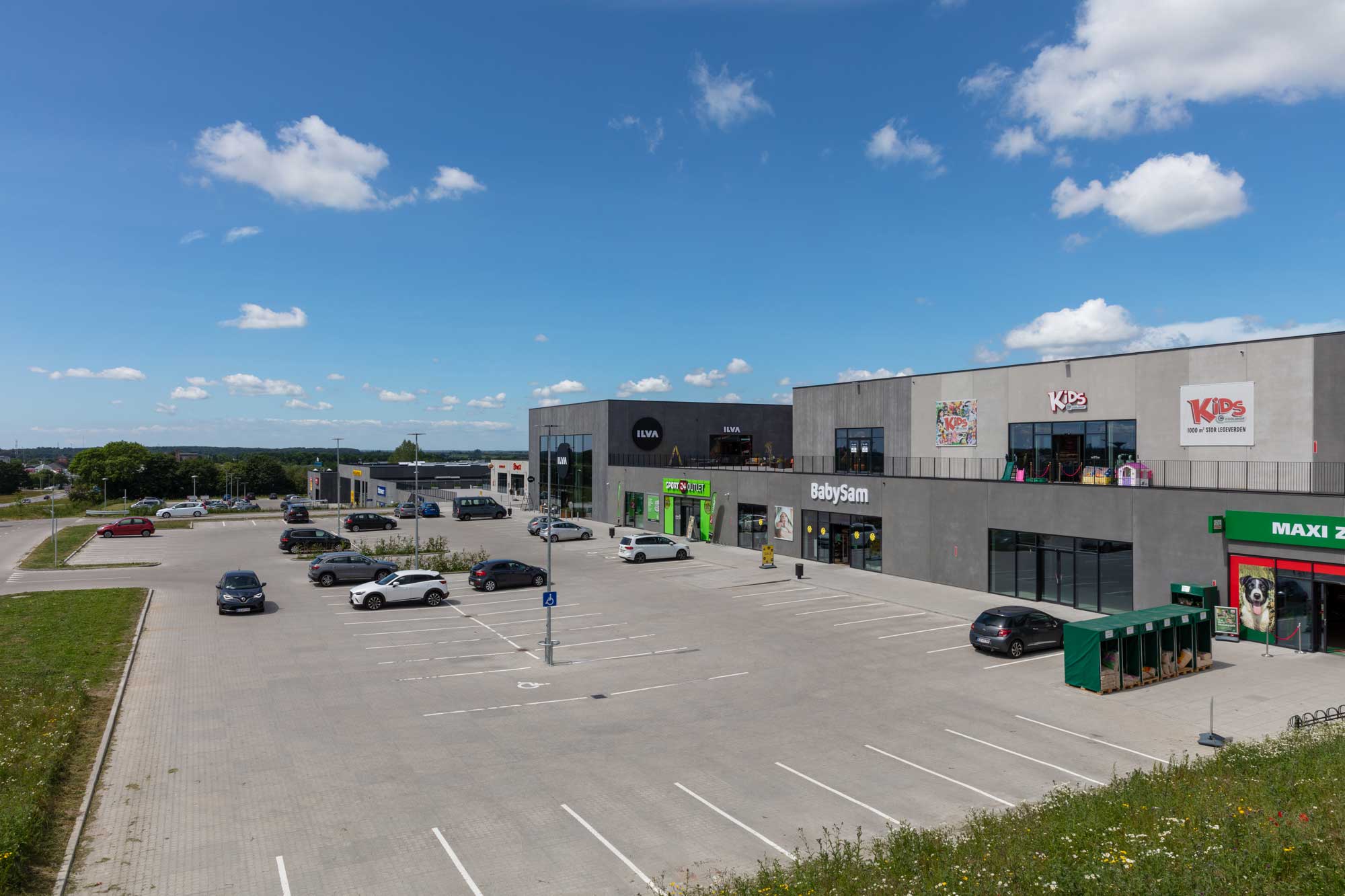 Næstved Retailpark med stort parkeringsareal.