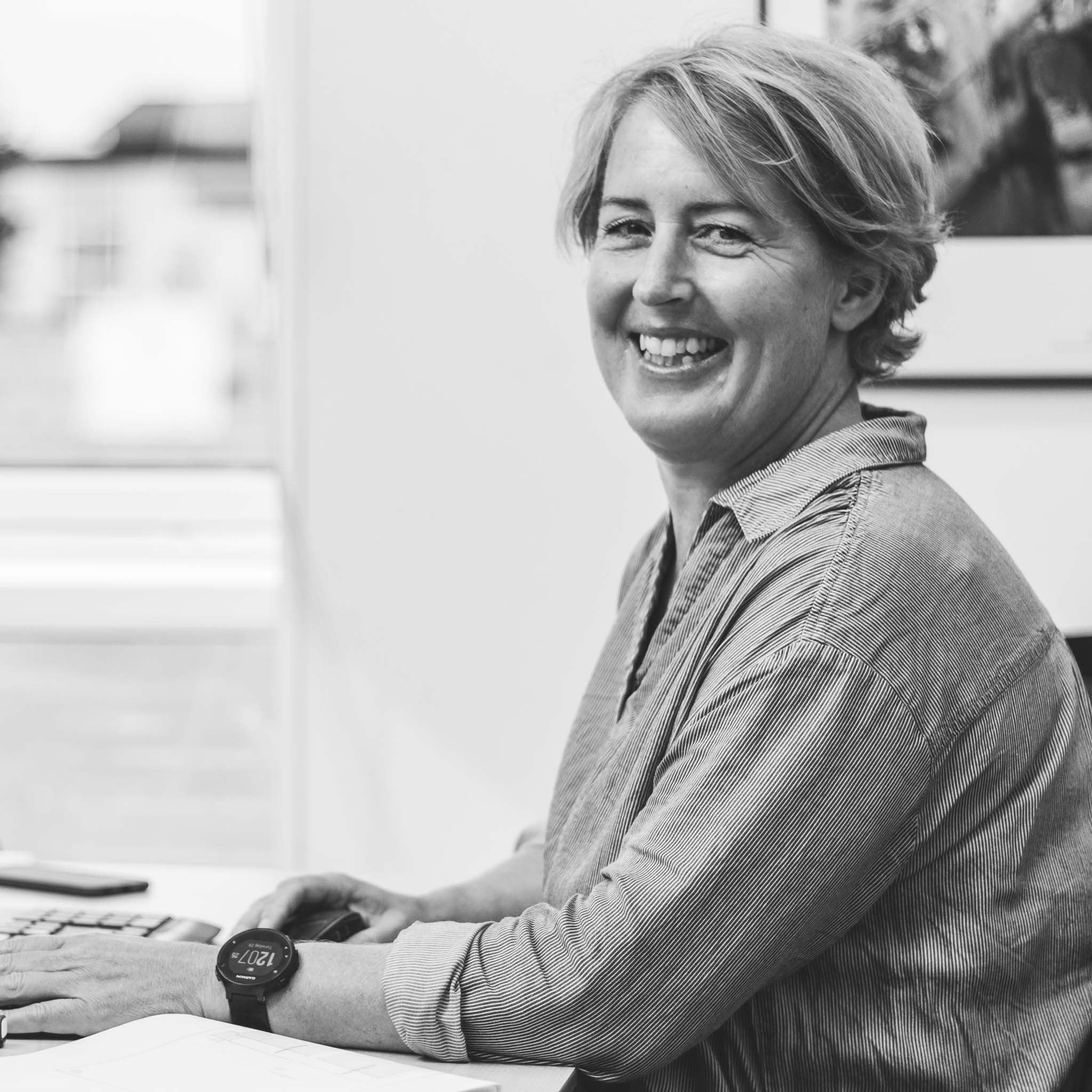 Rikke sidder ved skrivebord